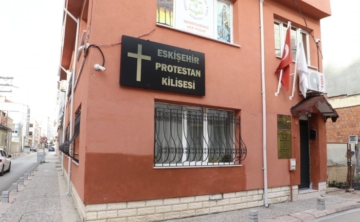 Eskişehir'de Kilisede Pastöre Tokat Atıp "Hoş Görüsünü Denedim" Dedi!