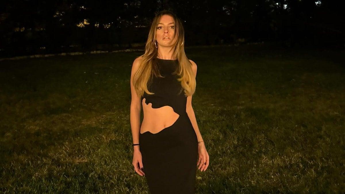 Melis Sezen'in Göbeği Açık Cesur Paylaşımları Sosyal Medyayı Salladı!