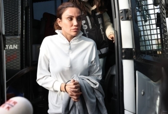 Sıla Doğu Ve  Dilan Polat Adliye Koridorunda Kavga Etti!