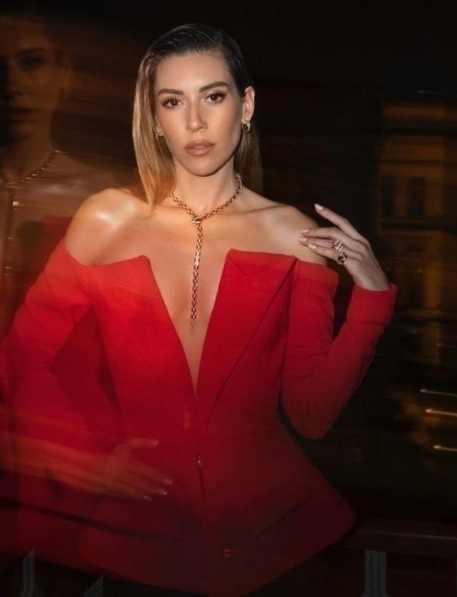 Sinem Kobal, Kırmızı Derin Dekolteli Kıyafetiyle Göz Kamaştırdı