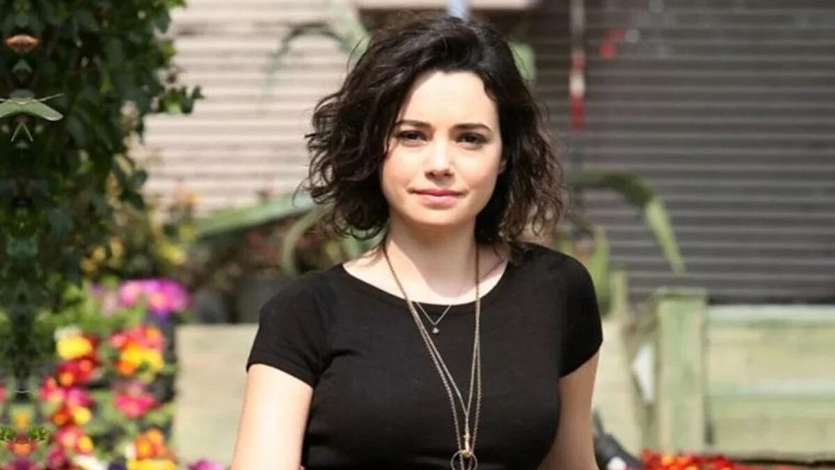 Özgü Namal'ın Tesettüre Girdiği Kızıl Goncalar Dizisi İçin İlk Fragman Yayınlandı