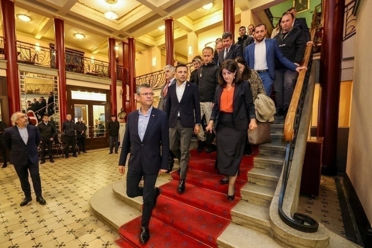 Özgür Özel, Türkiye İçin 'Işgalci' Diyen Pervin Chakar'ın Elini Öptüğüne Pişman Değil!