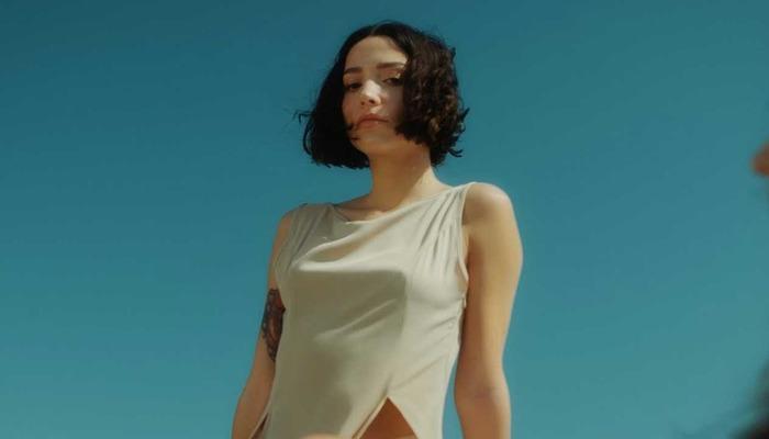 Zeynep Bastık Sevgilisiyle Dudak Dudağa Öpüşürken Poz Verdi!