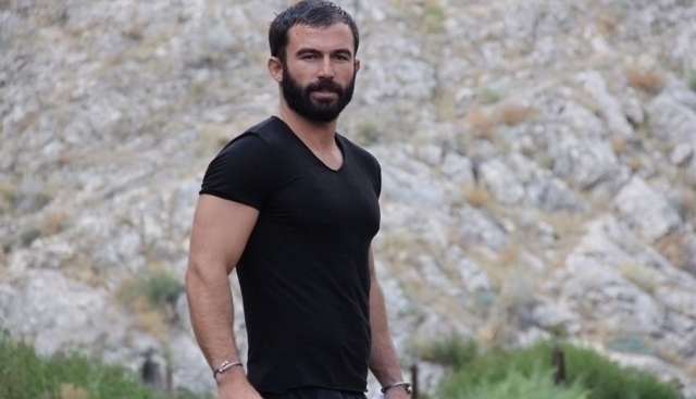 Turabi, Survivor'da Rakiplerine Silahla Meydan Okudu
