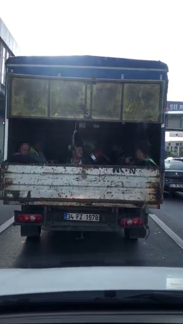 İstanbul'da İbb Çalışanları Trafikte Kadınları Kamyonetin Kasasında Taşıdı!