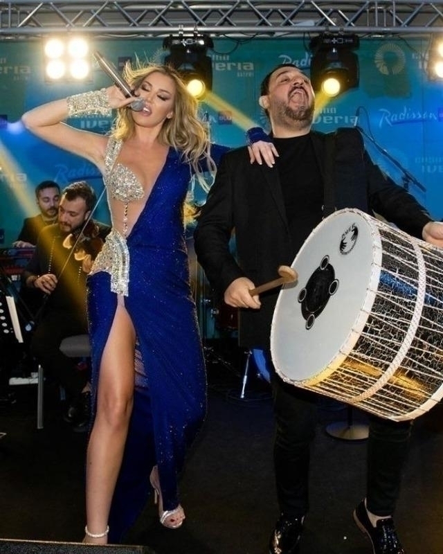 Petek Dinçöz, Göğüslerini Taşlarla Süslediği Sahne Tarzıyla Olay Oldu!