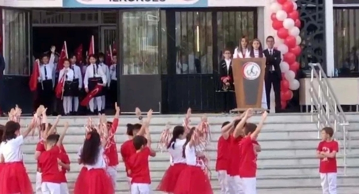 Cumhuriyet Bayramı Töreninde Öğrencisini Ayıran Öğretmen Ceza Aldı!