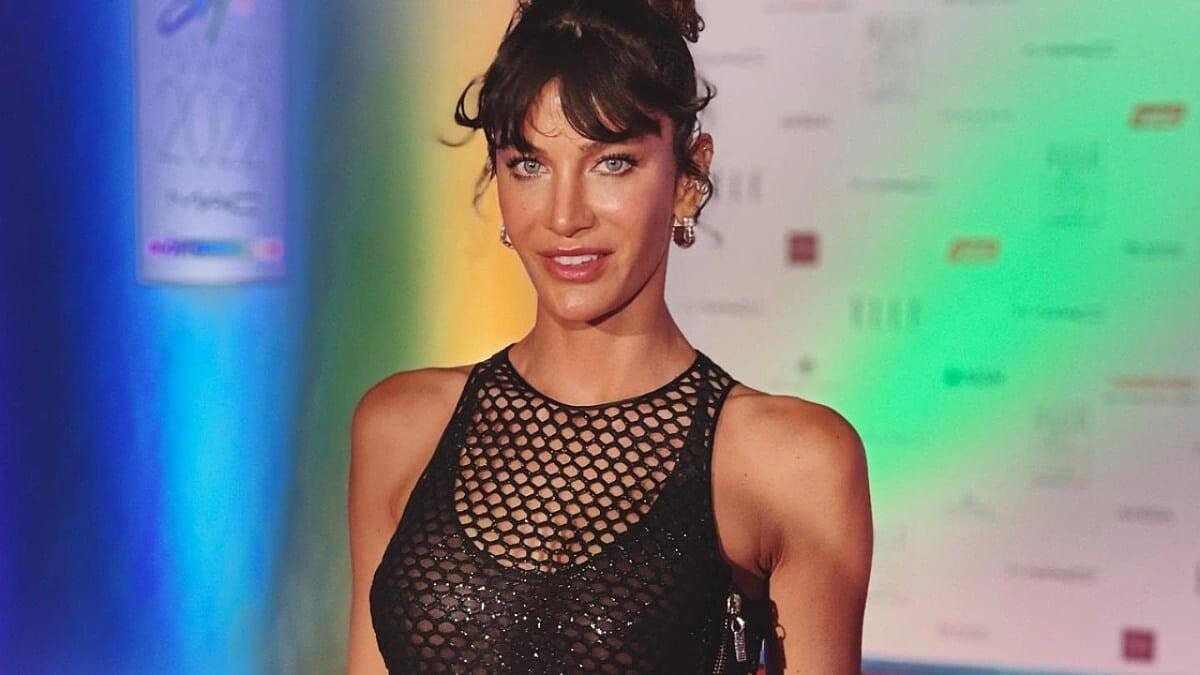 Berrak Tüzünataç'ın Cesur Pozlarına Yorum Yağdı