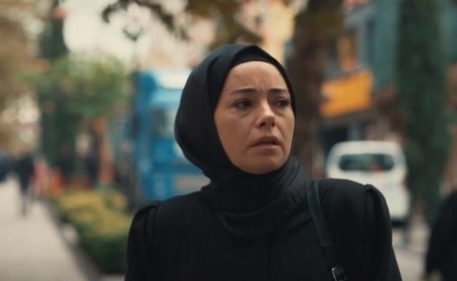 Özgü Namal, Tesettür Giyerek Kızıl Goncalar Dizisinin Tanıtımında Boy Gösterdi!