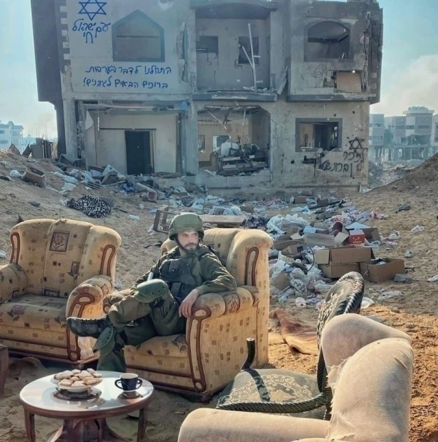 İsrail Askerleri Önce Yardım Ediyor Gibi Fotoğraf Çektirdi Sonra Öldürdü!