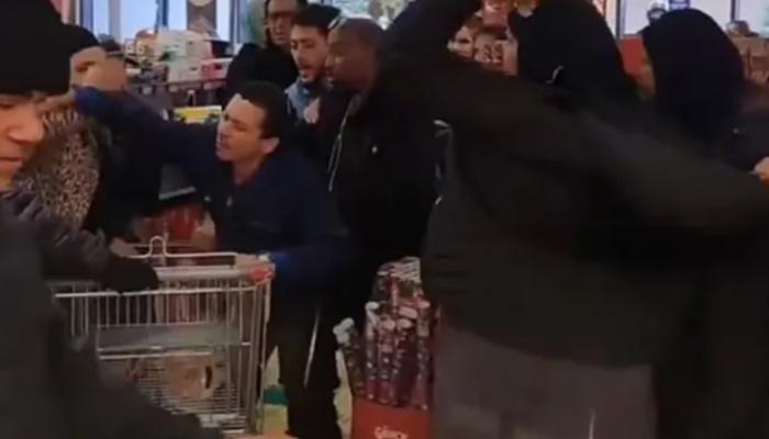 İndirim Sonrası Markette Tekme Tokat Kavga!