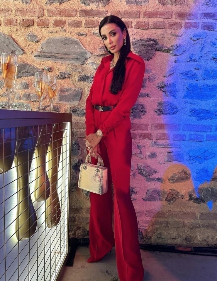 Özge Ulusoy'un Yeni Hali Herkesi Şaşırttı