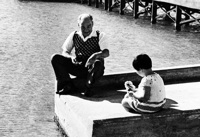 Sevan Nişanyan, Atatürk'ün Evlat Edindiği Kız Çocuklarına Taktı!