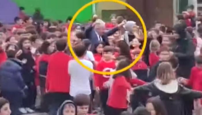 Öğrencileriyle Okul Bahçesinde Dans Eden 'Müdür Amca' Gönülleri Fethetti