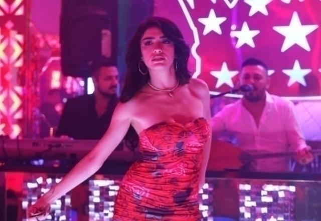 Hazar Ergüçlü'nün İnci Taneleri Dizisindeki Pavyon Dansı İzleyenleri Büyüledi!