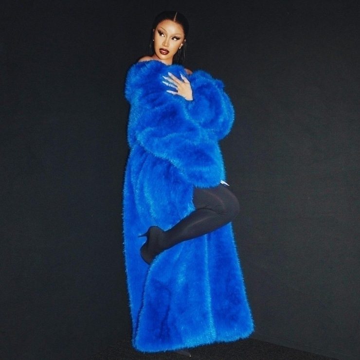 Cardi B, Dekolteli Elbisesi İle Frikik Mücadelesi Verdi!