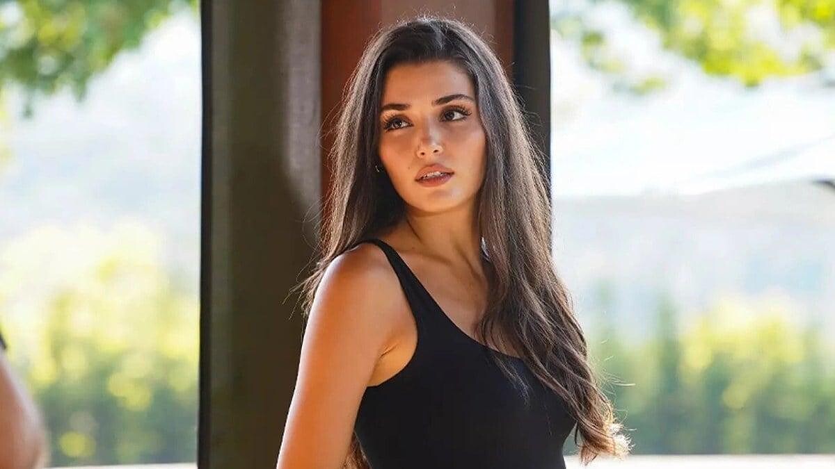 Hande Erçel, Yeni İmajı İle Dinlenirken Poz Verdi!