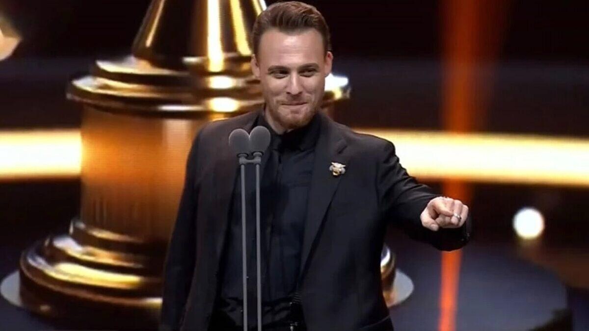 Kerem Bürsin, Altın Kelebek Ödüllerinde Türkçe Ve İngilizceyi Karıştırınca Konuşamadı!