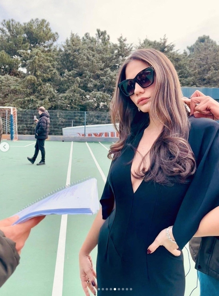 Demet Özdemir, Siyah Derin Göğüs Dekolteli Elbisesiyle Poz Verdi!