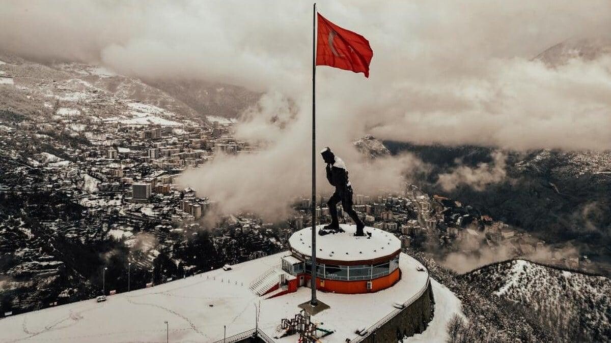 Artvin'de Kışın İlk Karıyla Beyaz Örtüyü Kucaklayan Yanıklı Köyü Ve Atatepe