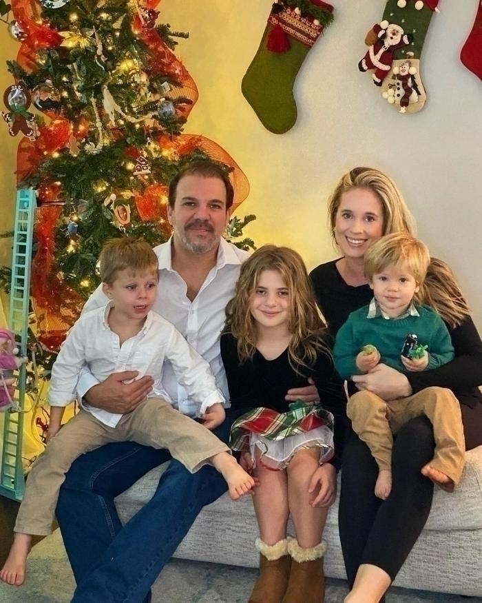 Survivor Yarışmacısı Tolga Karel, Ailesiyle Birlikte Mutluluğu Paylaştı