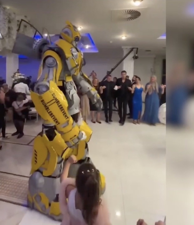Transformers Karakteri Bumblebee, Sünnet Düğününde Halay Başı Oldu!