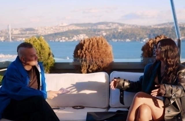 Hande Yener, Şarkıcılığı Nasıl Başladığını Ve Sezen Aksu İle İlişkisini Anlattı