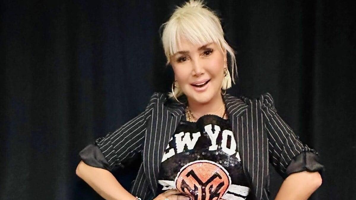 Yonca Evcimik, Pijama Partisi Verdi! Gecelikli Pozu Dikkat Çekti...