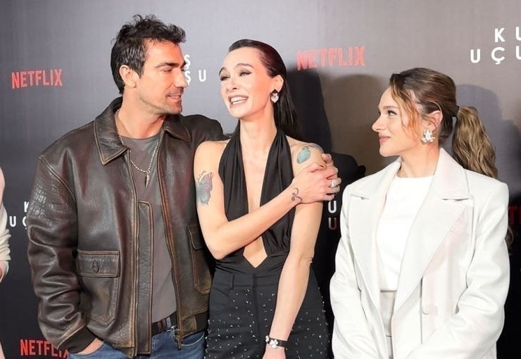 Birce Akalay Ve İbrahim Çelikkol'un Samimiyeti Şaşırttı! Omzundan Öptü...