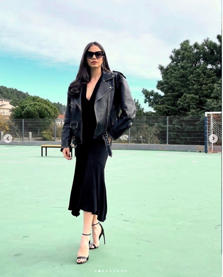 Demet Özdemir, Siyah Derin Göğüs Dekolteli Elbisesiyle Poz Verdi!