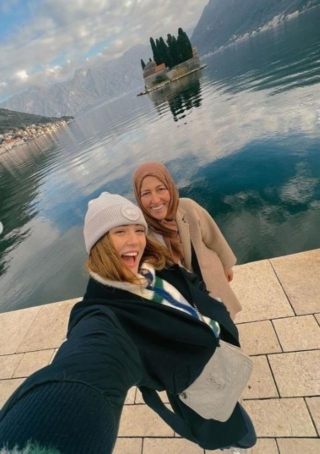 Zehra Güneş, Annesiyle Verdiği Pozu Paylaştı!