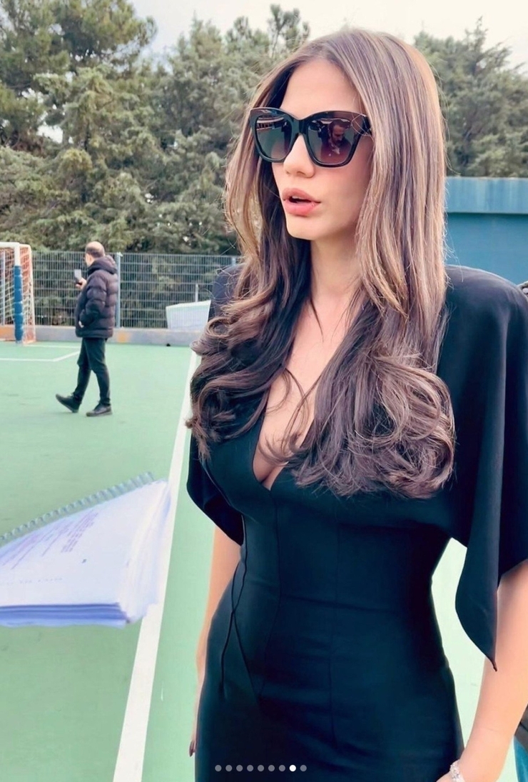 Demet Özdemir, Siyah Derin Göğüs Dekolteli Elbisesiyle Poz Verdi!