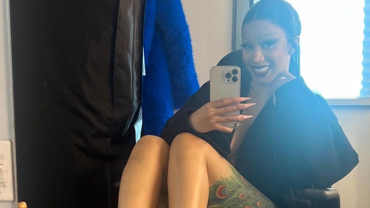 Cardi B, Dekolteli Elbisesi İle Frikik Mücadelesi Verdi!