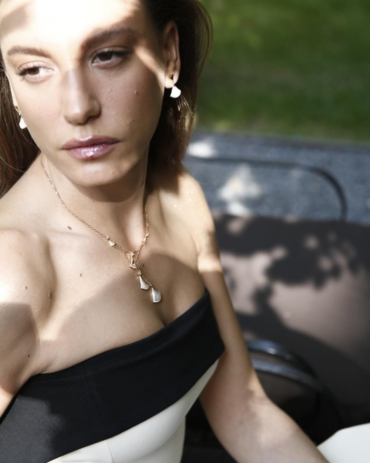 Serenay Sarıkaya'nın Zarif Beyaz Elbisesi İle Sosyal Medyayı Salladı