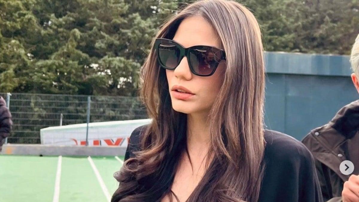Demet Özdemir, Siyah Derin Göğüs Dekolteli Elbisesiyle Poz Verdi!