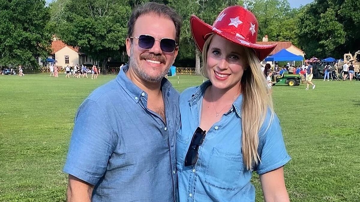 Survivor Yarışmacısı Tolga Karel, Ailesiyle Birlikte Mutluluğu Paylaştı