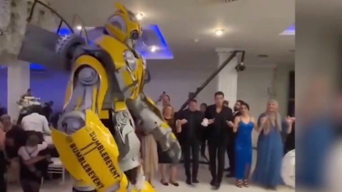 Transformers Karakteri Bumblebee, Sünnet Düğününde Halay Başı Oldu!