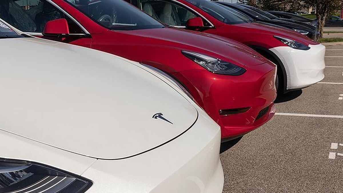 Tesla'nın Fabrikasında Robot Mühendise Saldırdı!