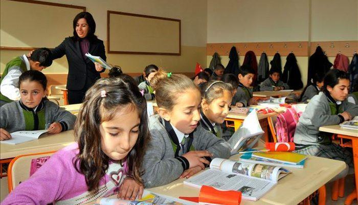 Sınıf Anneliği Tartışması Sürüyor! Veliler Şikayetçi...