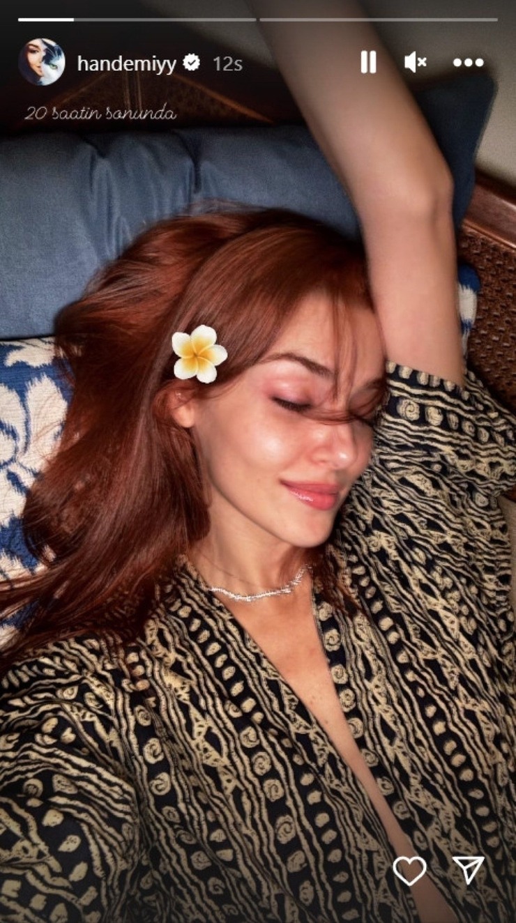 Hande Erçel, Yeni İmajı İle Dinlenirken Poz Verdi!