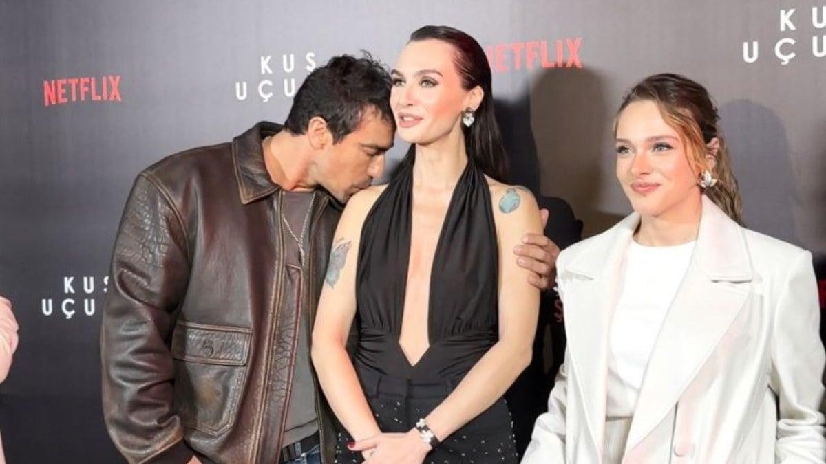 Birce Akalay Ve İbrahim Çelikkol'un Samimiyeti Şaşırttı! Omzundan Öptü...