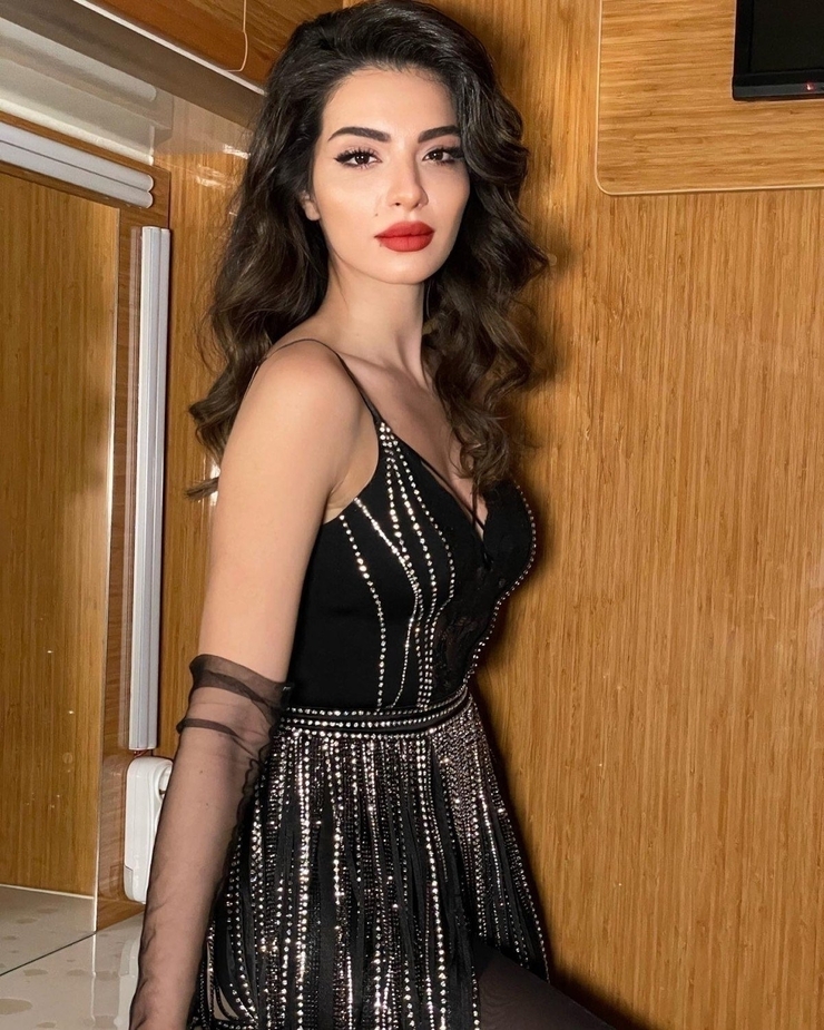Melisa Aslı Pamuk'un Pasaportu Çalındı, 'Kadınlara Mahsus' Filmi Galasına Katılamadı
