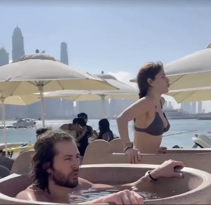 Türkan Şoray'ın Kızı Yağmur Ünal, Buz Dolu Fıçıya Girdi!