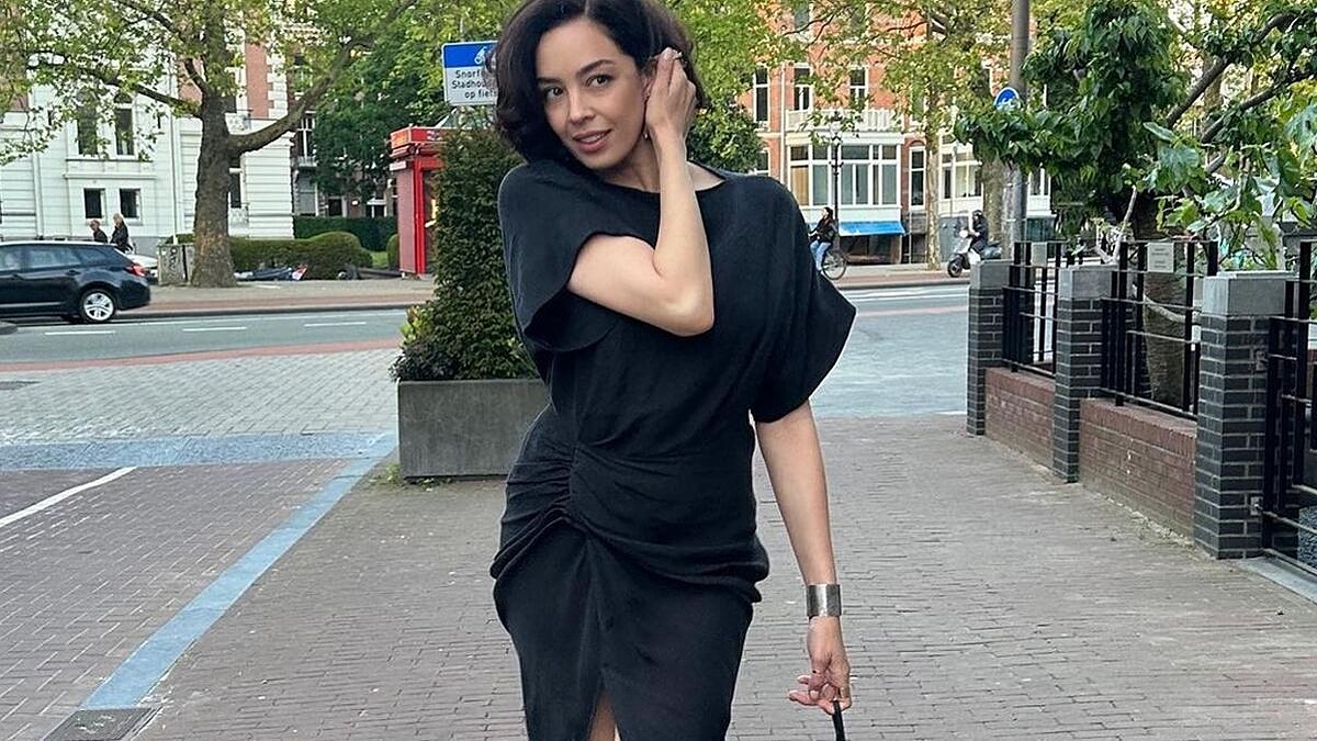 Azra Akın'dan Hamilelik Pozu Geldi: 2024'Te 4 Kişilik Bir Aileyiz