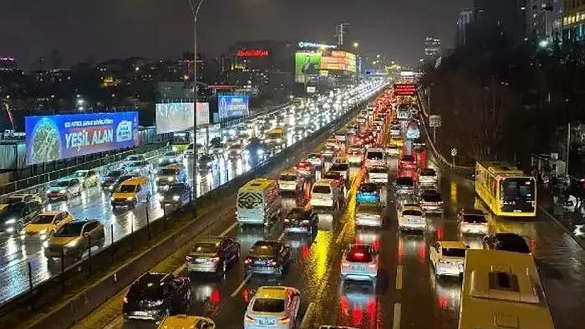 İstanbul'da Trafik Durma Noktasına Geldi! Yoğunluk Yüzde 87