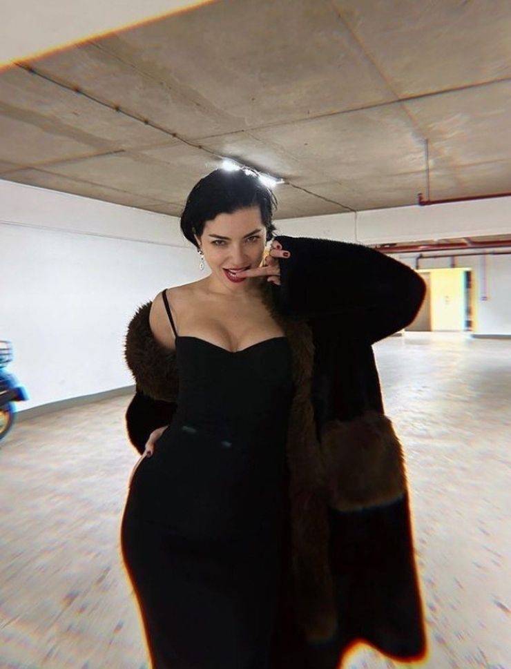 Merve Boluğur, Uzun Bir Süre Sonra Yeni Pozlar Verdi!