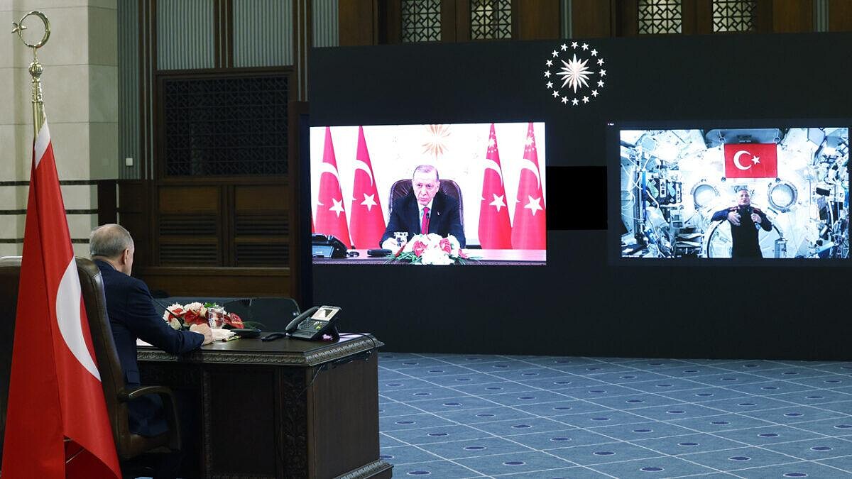 Alper Gezeravcı, Erdoğan İle Canlı Görüşüp Uçarak Veda Etti!