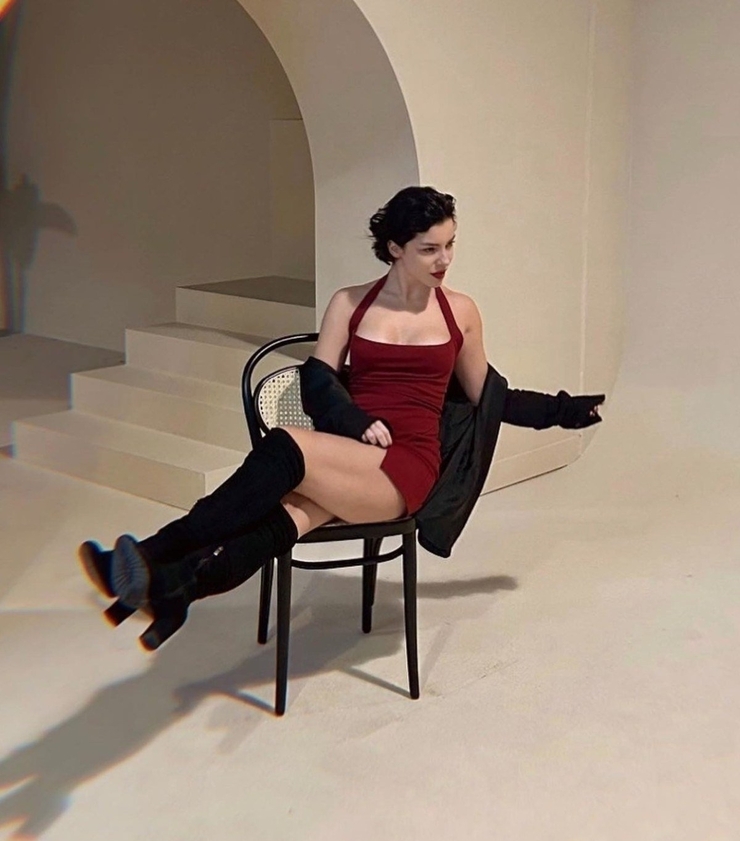 Merve Boluğur, Kırmızı Mini Elbisesiyle Poz Verdi!