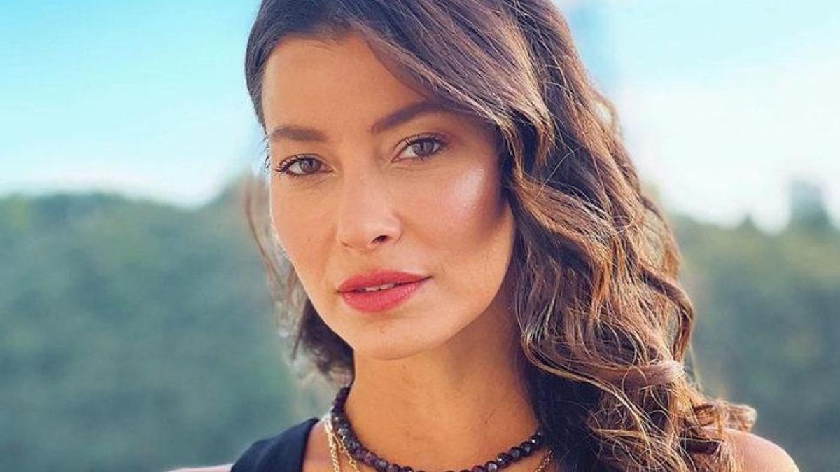 Müjde Uzman, Kızılcık Şerbeti Dizisinde Alev Karakteriyle Dillerden Düşmüyor!