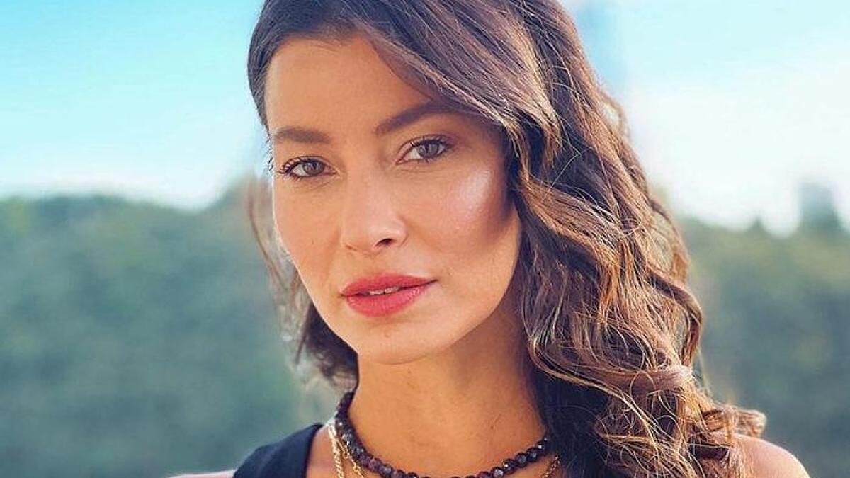 Müjde Uzman, Kızılcık Şerbeti Dizisinde Alev Karakteriyle Dillerden Düşmüyor!